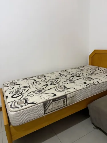 Cama de solteiro em madeira