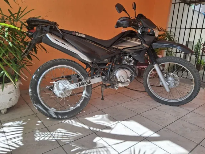 Moto Yamaha XTZ 125 preta ano 2012