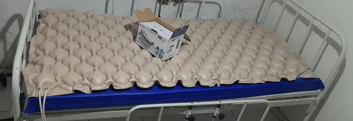 Vendo cama hospitalar  com colchão  e colchão  pneumatico regula tanto cabeceira e pernas