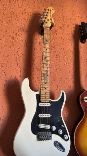 Guitarra Strato com Hot Rails