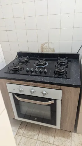 Fogão, forno e bancada.