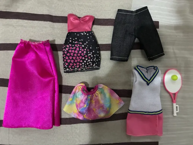 Lote de roupas Barbie e Ken com saia, vestido, shorts e looks tenista acessórios