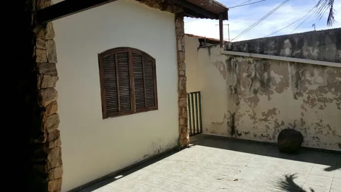 Aluga excelente casa
