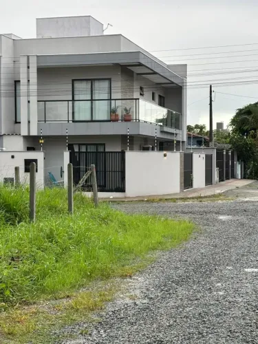 Sobrado alto padrão mobiliado próximo da praia em Balneário Piçarras