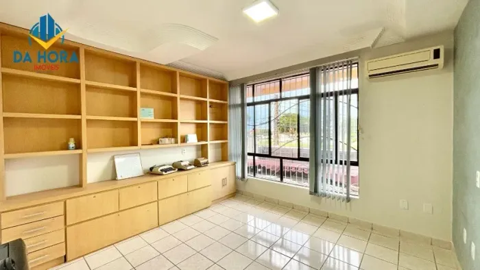 Sala Comercial na Av. Praia de Ponta Negra - Imperdível.