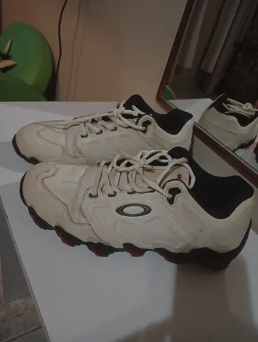 Bota da Oakley branca relikia!