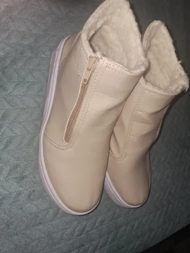 Bota botinha peluciada off-white com zíper frontal