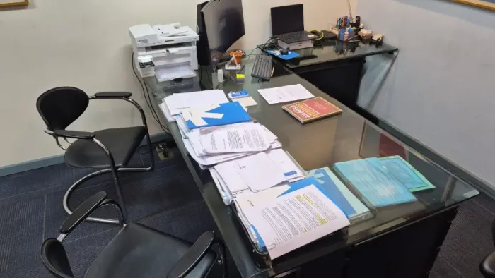 2 mesas tampo de vidro pés de metal preto, 1 gaveteiro preto e 2 cadeiras em couro
