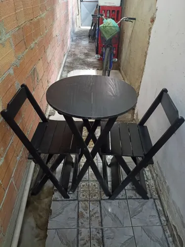 Jogos de mesas e cadeiras + engradados de cerveja e coca