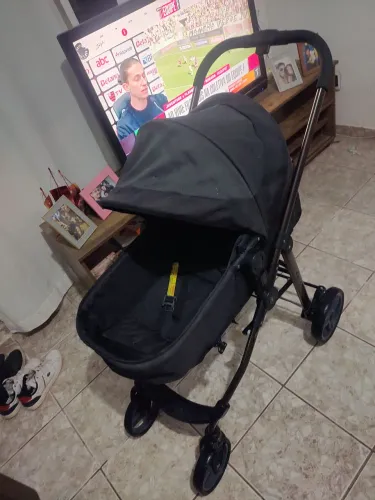 Vende-se carrinho de bebê