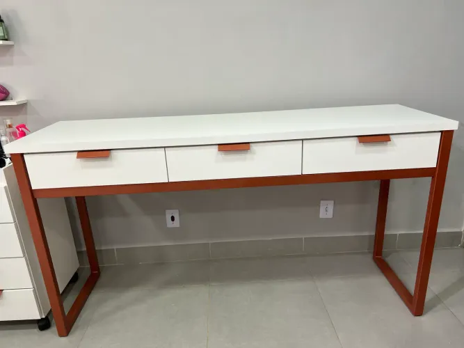 Penteadeira para maquiagem ou serve como aparador