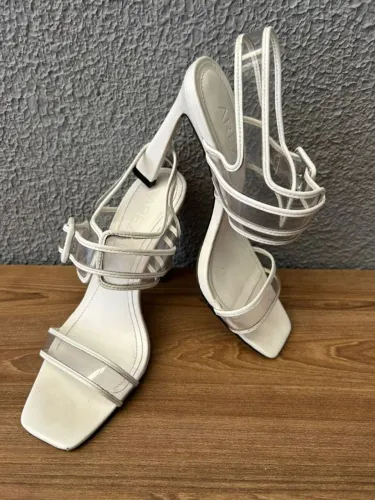 sandália arezzo branca couro salto fino vinil - tamanho 35 - salto 6 cm