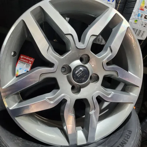 Rodas da Fiat ideia Aro 17, com pneus 195/40 17