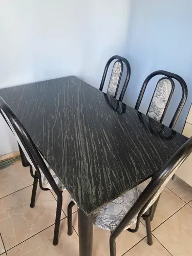 Mesa para 6 cadeiras (apenas 4 cadeiras disponíveis)