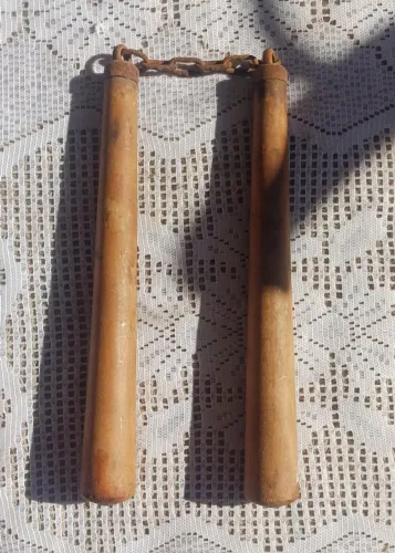 Par de antigos  par de nunchakus de madeira