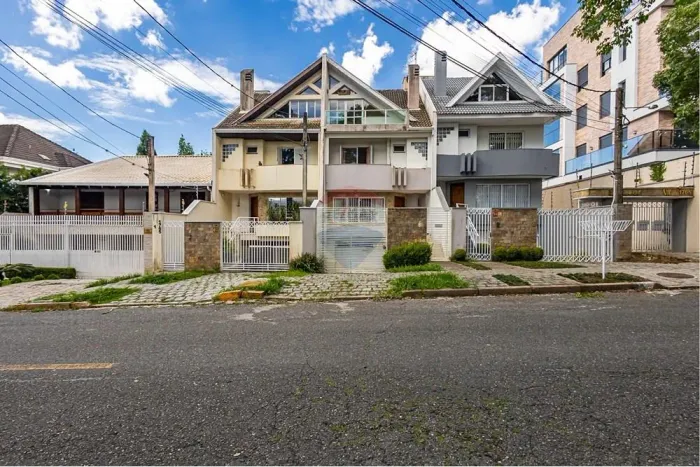 Sobrado Triplex com 03 quartos, aceita pet , no Alto da Gloria/Juveve/ Hugo Lange , R. Sim