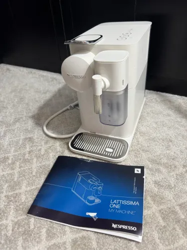 Cafeteira Nespresso Lattissima One 110V praticamente nova