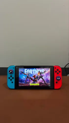 Nintendo Switch V2 (Neon) ? 32GB ? Pouco Uso