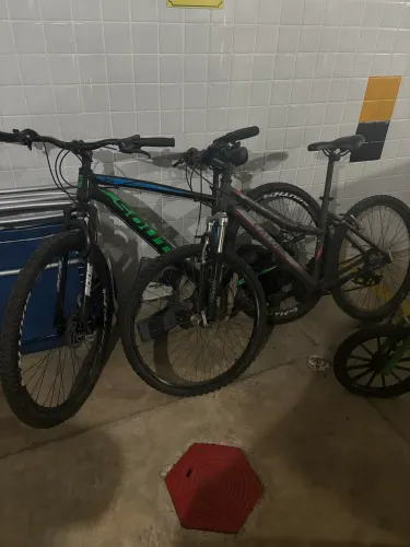 2 bicicletas  e cadeira de criança de brinde 