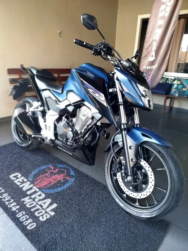 Vende-se Cb300 Twister top ABS Financiamos *