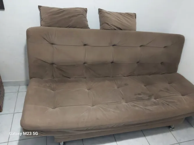 Sofá cama casal 3 lugares, com 3 posições, cor marrom semi novo.