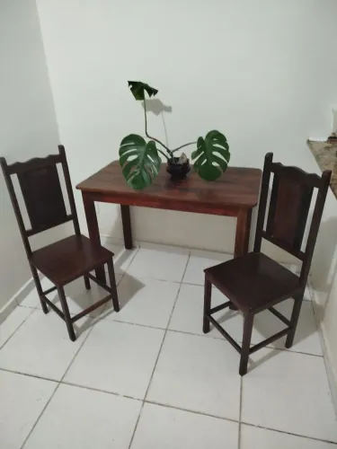 Mesa e cadeiras
