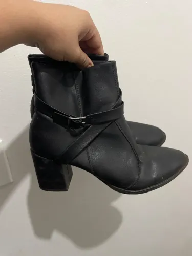 Bota coturno preto de salto 
