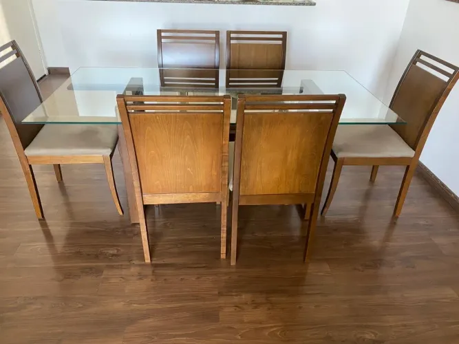 Mesa com 6 cadeiras 