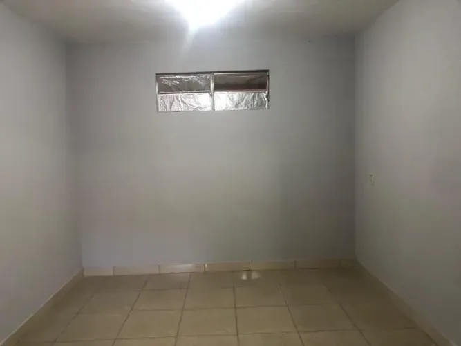 ALUGA-SE UMA KITNET NA CIDADE JARDIM, Quarto grande, rol de entrada com Pia e Banheiro.
