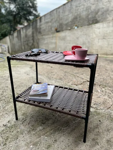 Mesa Lateral Artesanal em Fibra Sintética com Prateleira | 50x55x35 cm