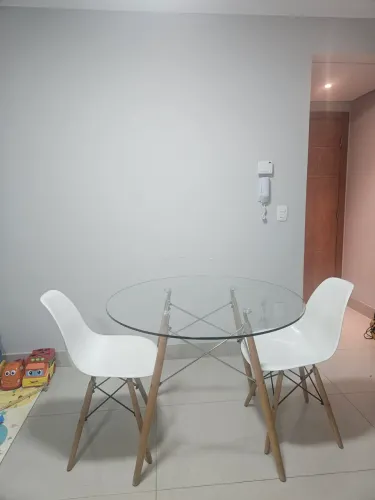 Vendo Mesa redonda para 4 lugares com 2 cadeiras. 