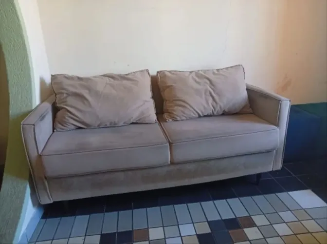 Sofá de três lugares e duas Poltronas
