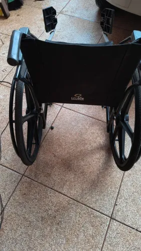 Cadeira de Rodas semi nova