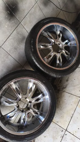Rodas 6 furos aros 22 dois peneu novo e 2 ruim