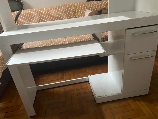 Móvel para computador com armários e gavetas