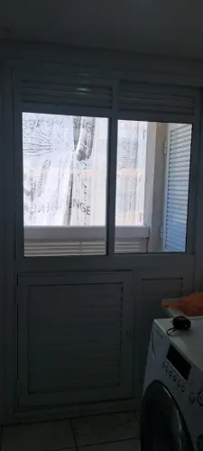 Janela em alumínio branco integrada com veneziana
