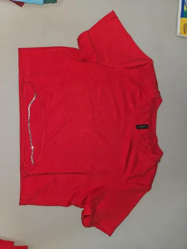Blusa vermelha com detalhe