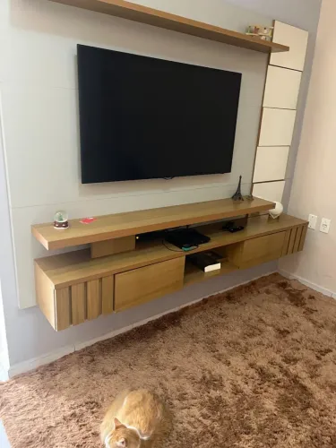 Rack de TV com espelho e porta basculante