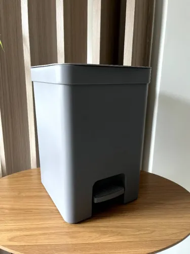 Lixeira Grande com Pedal 6L Chumbo Linha Trium - Marca Ou