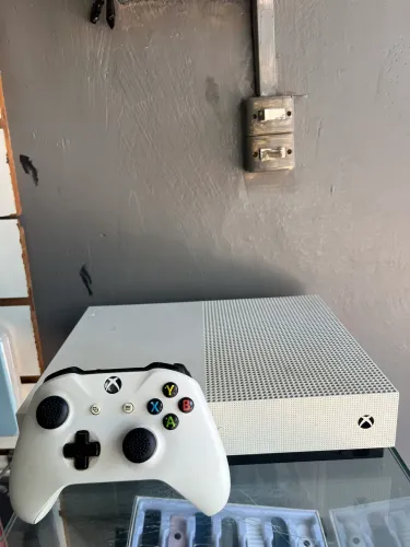 Xbox one S com um controle original,sem nenhum problema e em perfeito estado