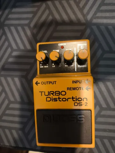 Pedal Boss DS2 com caixa