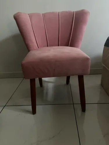 Poltrona rosa pétala pés palito - NOVA