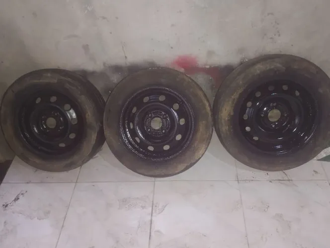 Três jantes Ford aro 14 