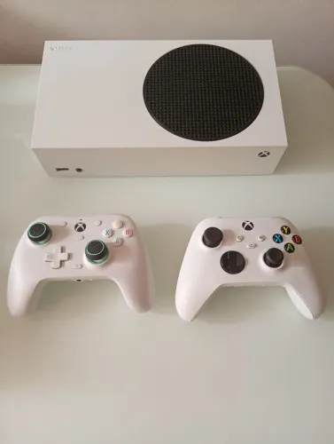 (XBOX SERIES S) acompanha 2 controles, console ótimo estado, vem cabos, único dono.