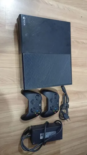 Xbox one 500gb - 2 controles + jogo