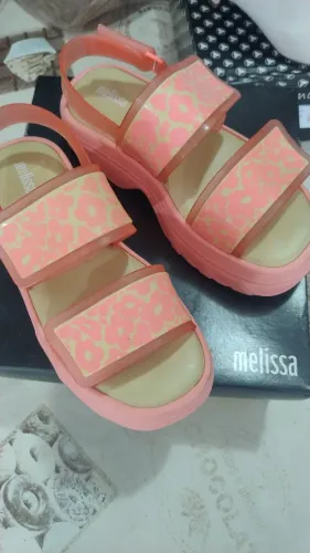 Botas e sandália feminina
