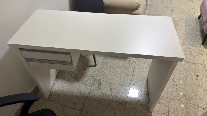 Mesa de escritório em ótimo estado