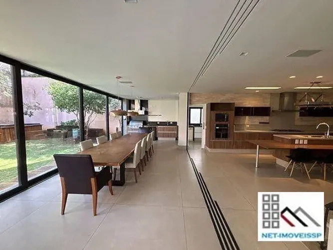 ALUGA CASA EM CONDOMÍNIO 4 DORMITÓRIOS (568,95m²), 4 SUÍTES, VARANDA, 7 VAGAS. NO CORAÇÃO