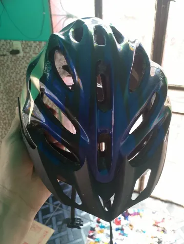 Capacete de ciclista vendo urgente