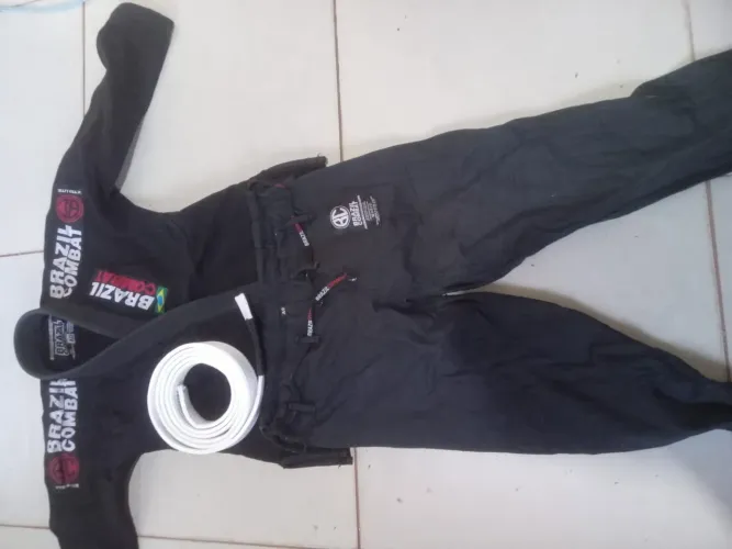 Vendo Kimono preto unissex tamanho Ao serve em pessoas de até 1,60 de altura